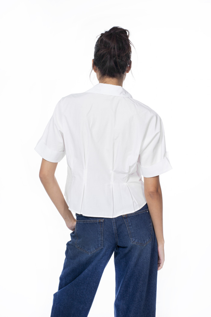 Blusa crop unicolor con cuello camisero y manga 3/4
