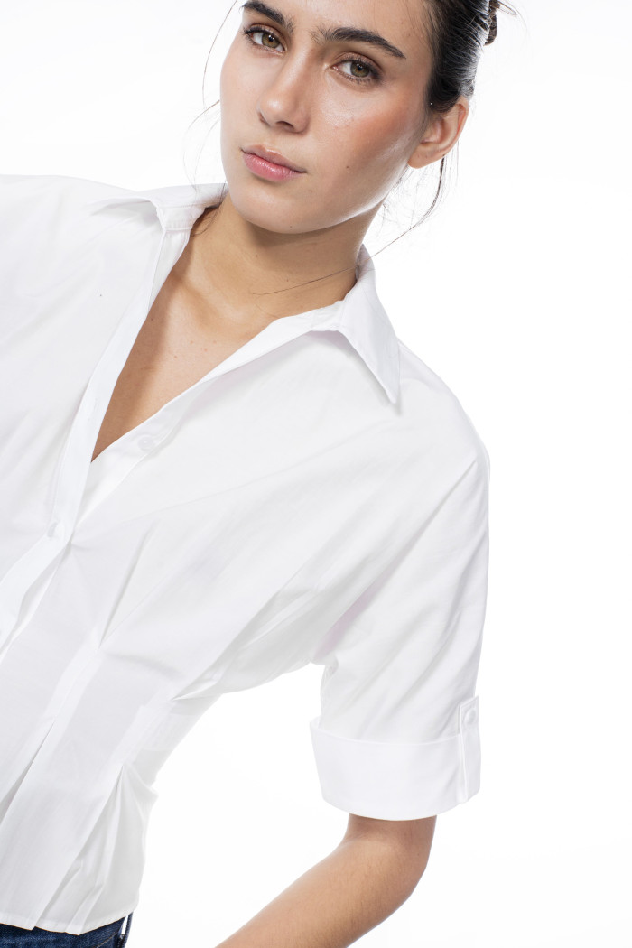 Blusa crop unicolor con cuello camisero y manga 3/4
