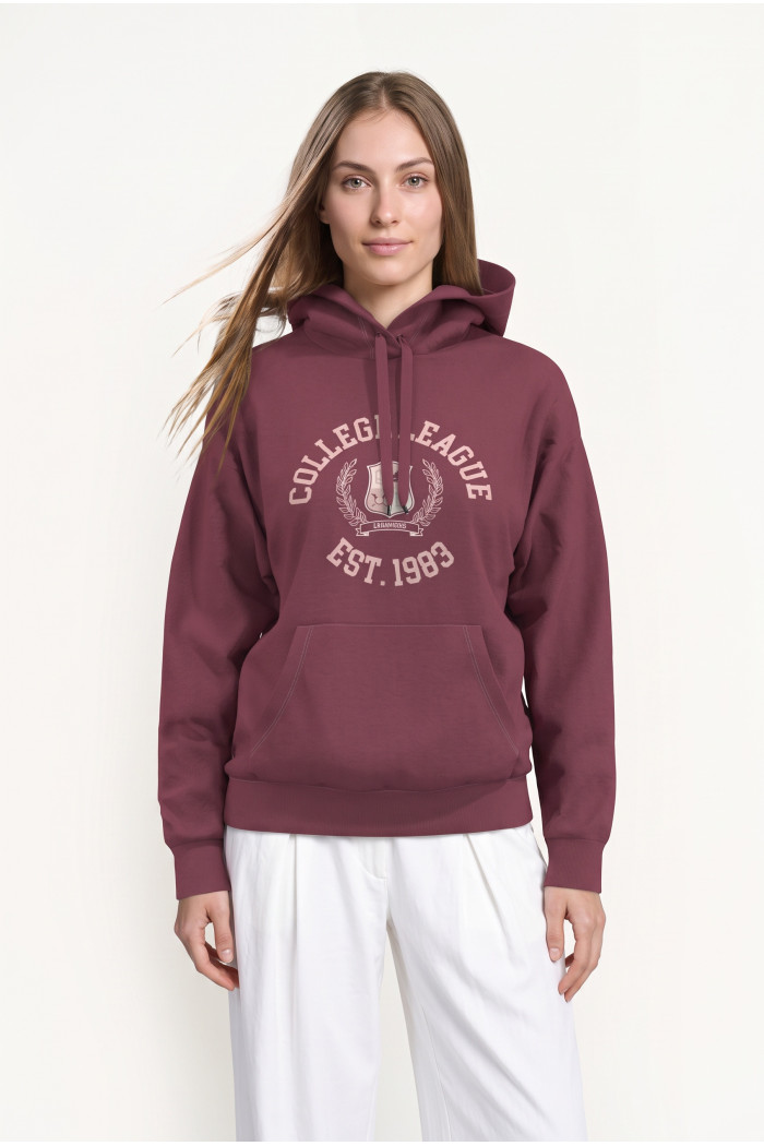 Buzo oversize con capota rosado oscuro y diseño college
