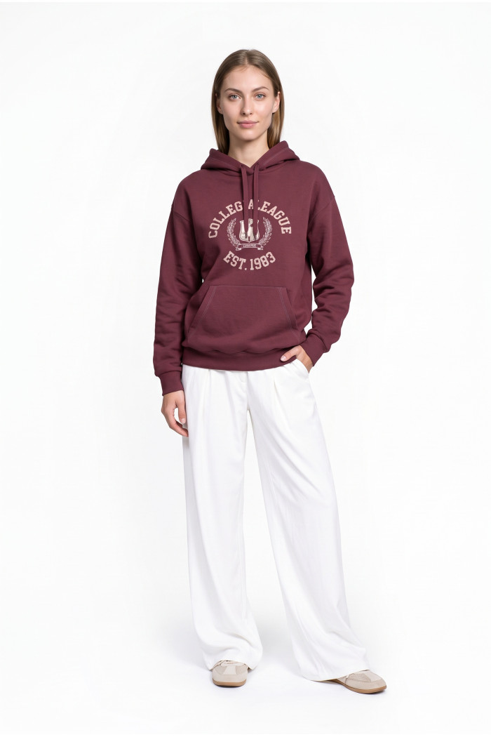 Buzo oversize con capota rosado oscuro y diseño college
