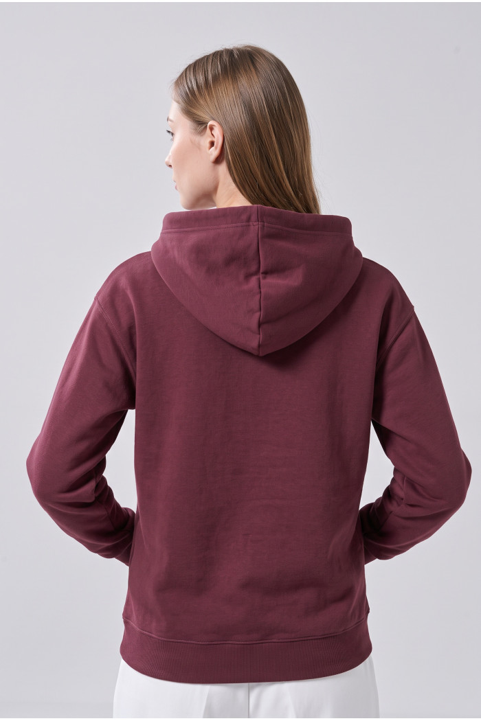 Buzo oversize con capota rosado oscuro y diseño college
