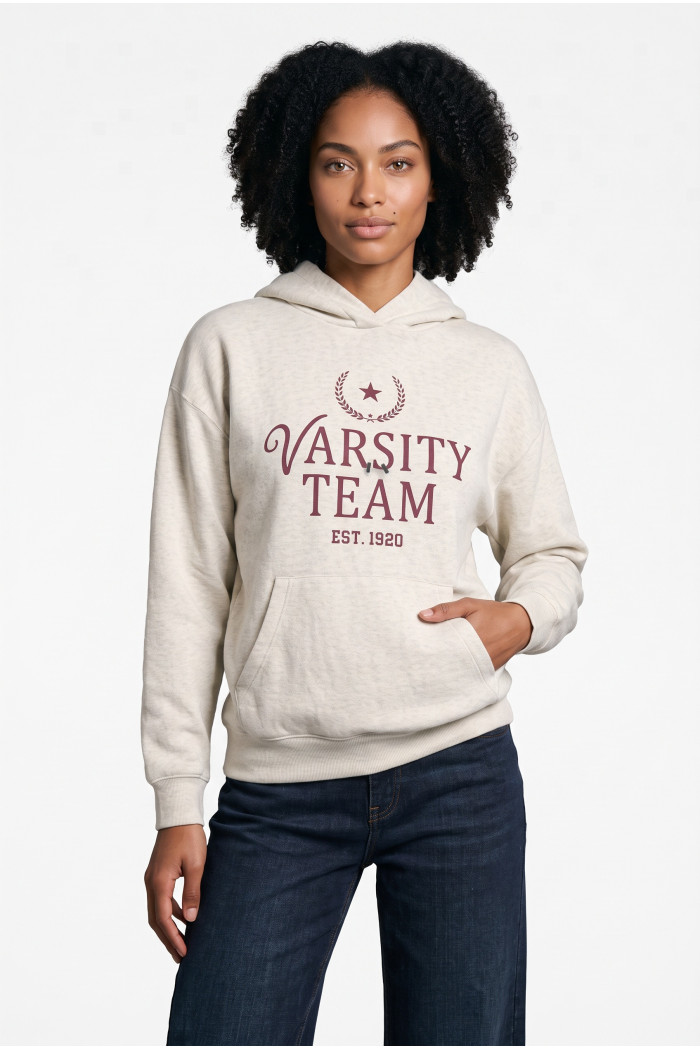 Buzo oversize crema con capota y texto college en frente
