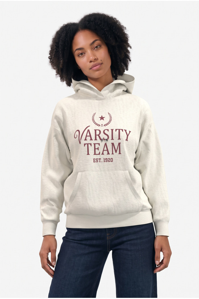 Buzo oversize crema con capota y texto college en frente
