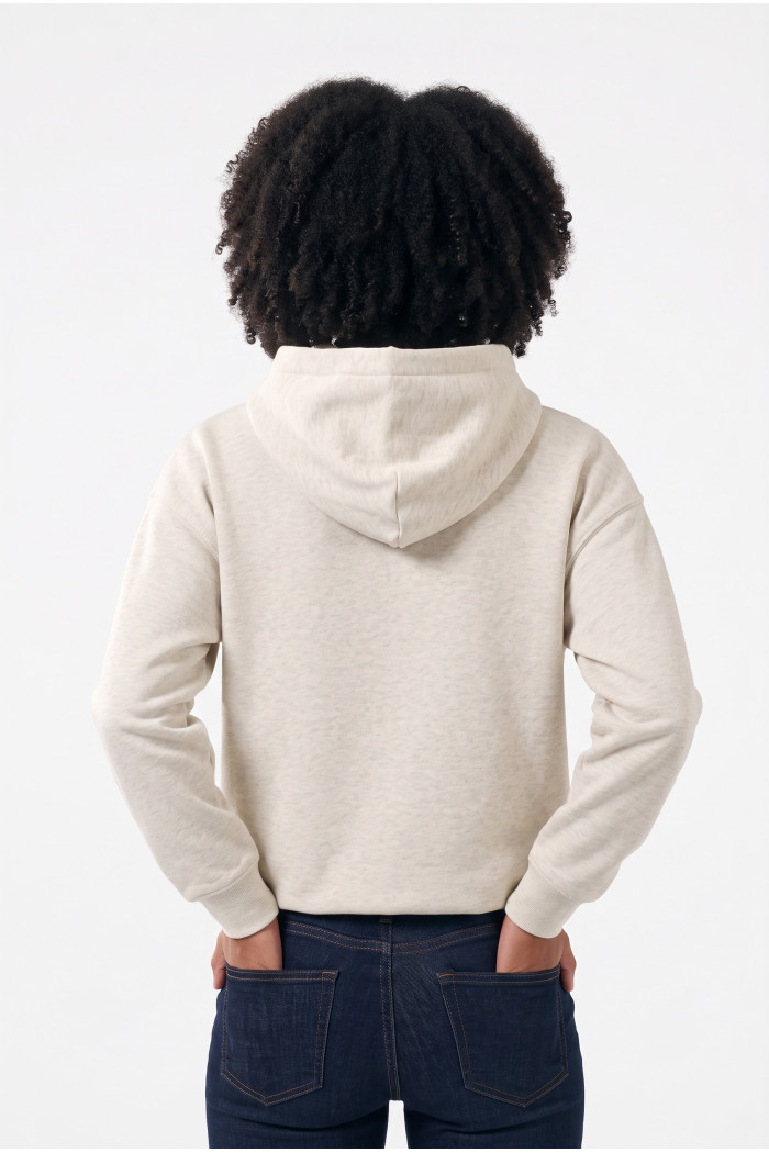Buzo oversize crema con capota y texto college en frente
