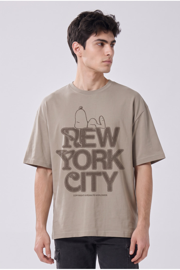 Camiseta kaki clara cuello redondo con arte de Snoopy
