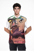 Camiseta cuello V crema clara con arte de Gorillaz
