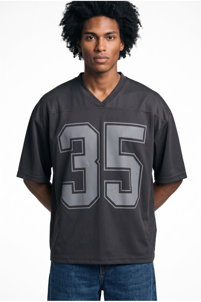 Camiseta cuello V negra con diseño college numérico
