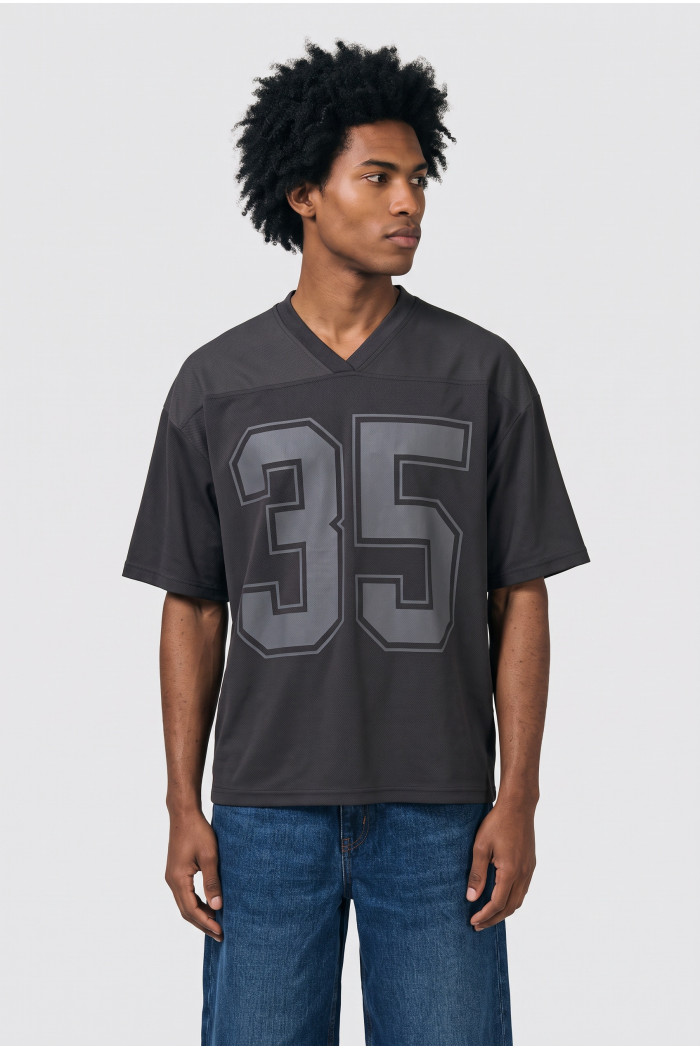 Camiseta cuello V negra con diseño college numérico
