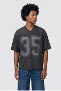 Camiseta cuello V negra con diseño college numérico
