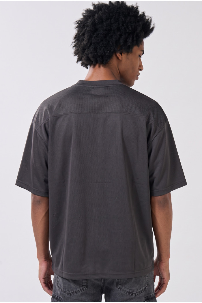 Camiseta cuello V negra con diseño college numérico
