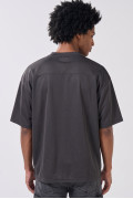 Camiseta cuello V negra con diseño college numérico
