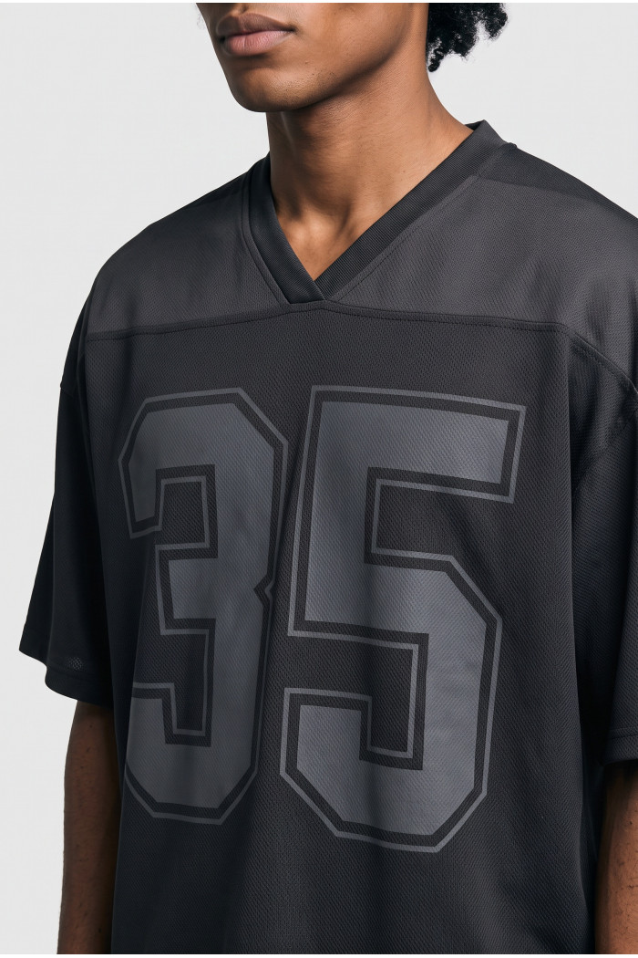 Camiseta cuello V negra con diseño college numérico
