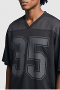 Camiseta cuello V negra con diseño college numérico
