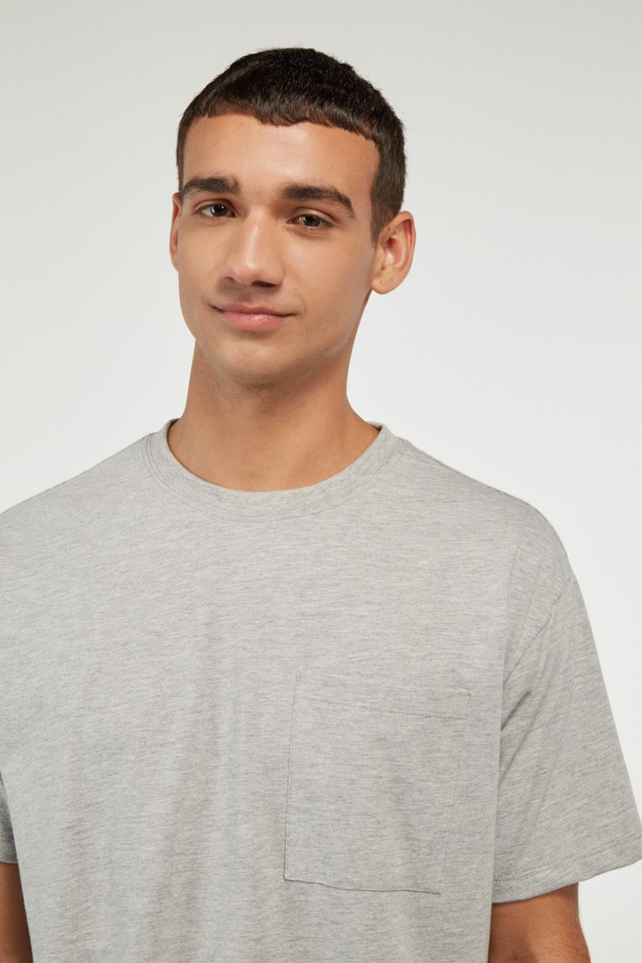 Camiseta gris medio cuello redondo con bolsillo cuadrado en frente