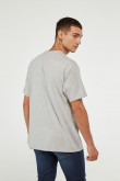 Camiseta gris medio cuello redondo con bolsillo cuadrado en frente