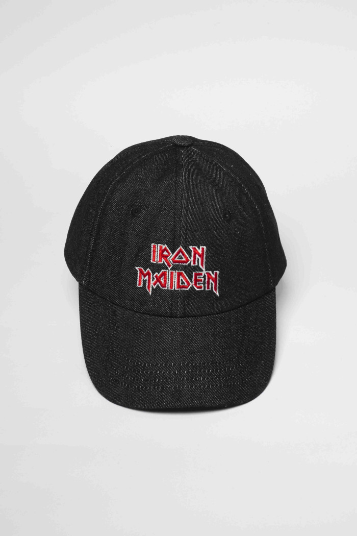 Cachucha beisbolera negra con diseño de Iron Maiden

