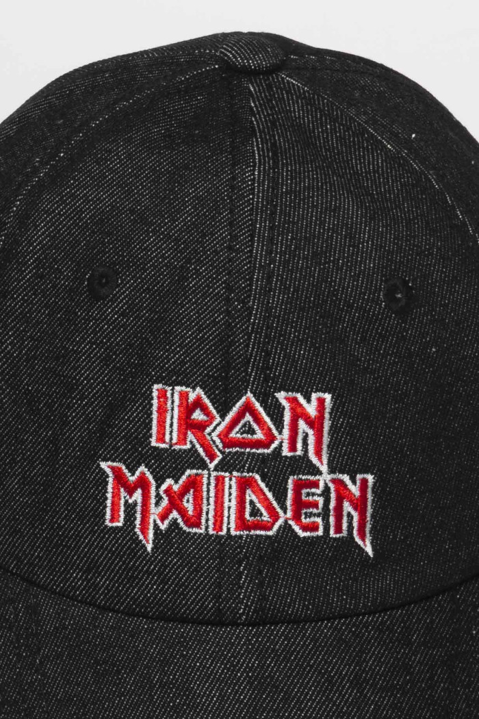 Cachucha beisbolera negra con diseño de Iron Maiden
