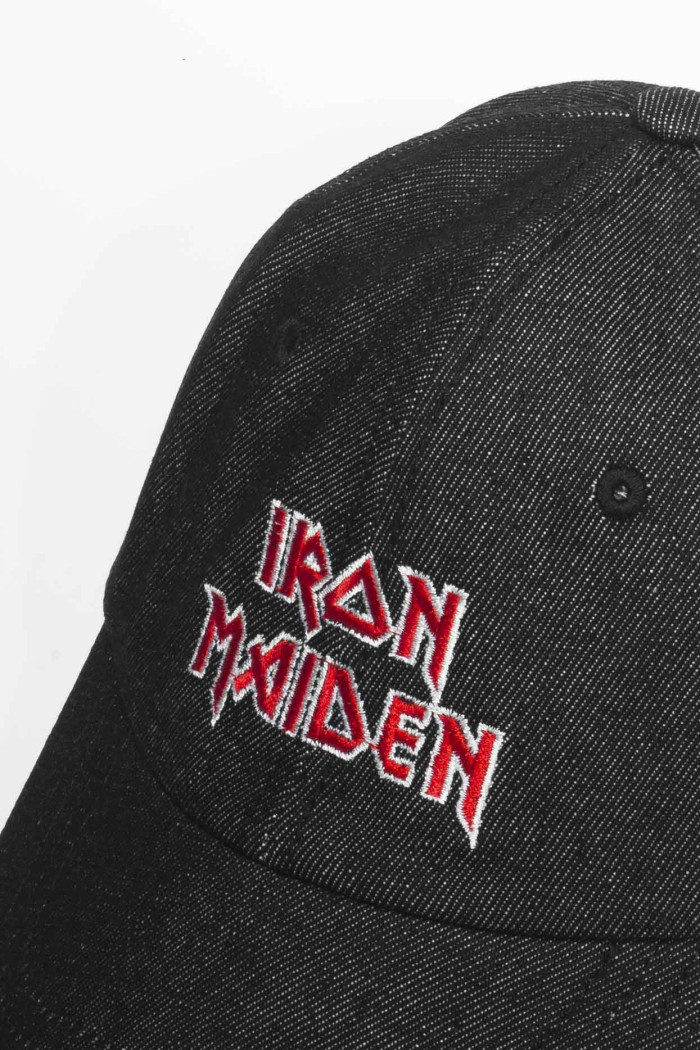 Cachucha beisbolera negra con diseño de Iron Maiden
