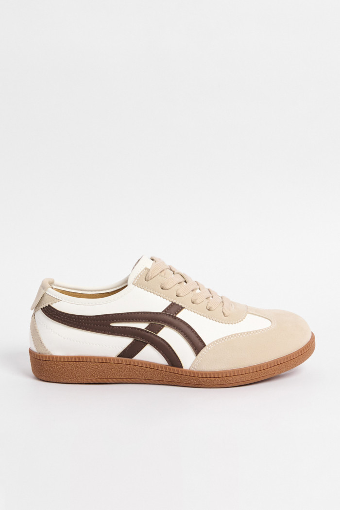 Tenis unicolores casuales con diseños negros y cortes
