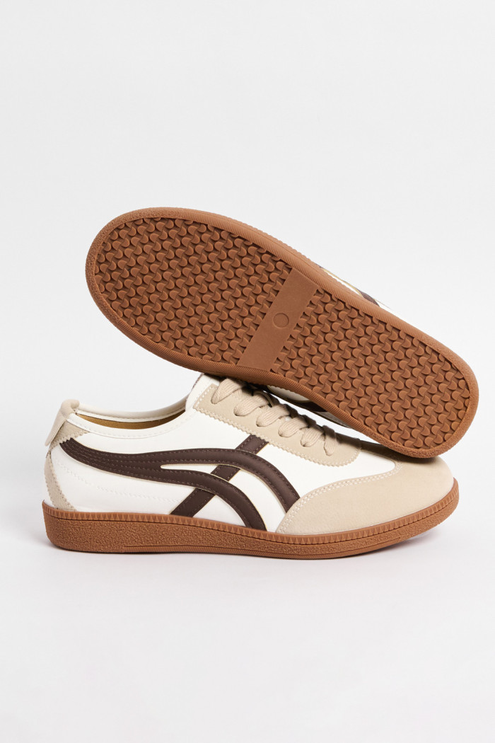 Tenis unicolores casuales con diseños negros y cortes
