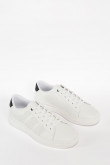 Tenis unicolor urbanos con suelas blancas y detalles de perforaciones