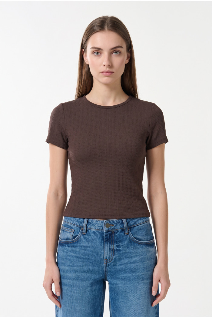 Camiseta unicolor cuello redondo con finas texturas
