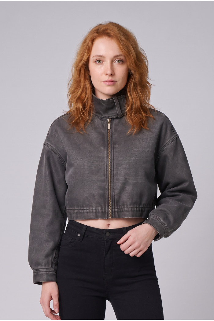 Chaqueta cropped de jean gris intensa con cuello alto
