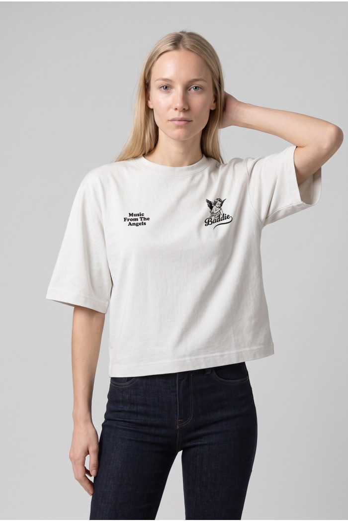 Camiseta crema crop top oversize con diseño en frente
