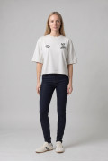 Camiseta crema crop top oversize con diseño en frente
