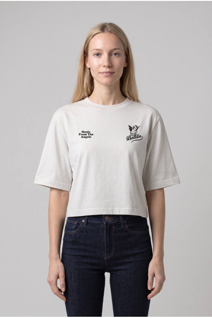 Camiseta crema crop top oversize con diseño en frente
