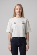 Camiseta crema crop top oversize con diseño en frente
