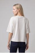Camiseta crema crop top oversize con diseño en frente
