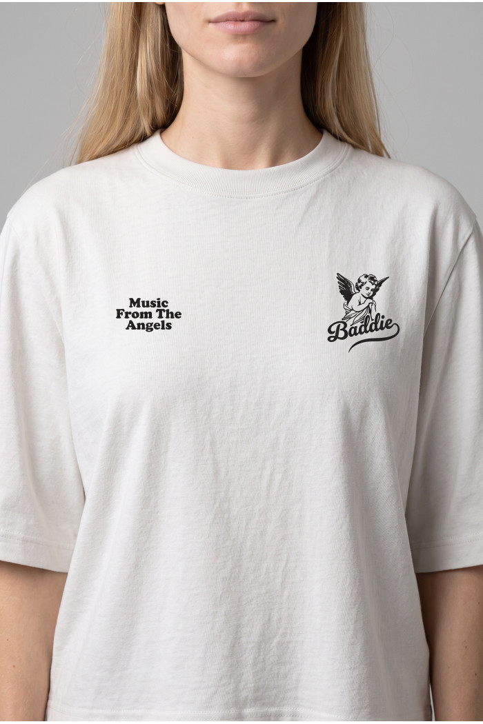 Camiseta crema crop top oversize con diseño en frente
