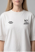 Camiseta crema crop top oversize con diseño en frente
