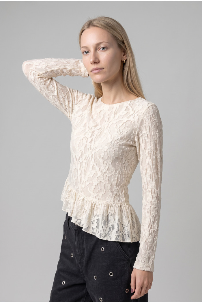 Blusa manga larga crema con encaje y borde asimétrico
