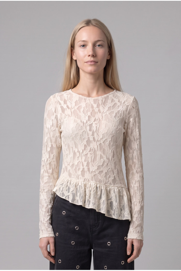 Blusa manga larga crema con encaje y borde asimétrico
