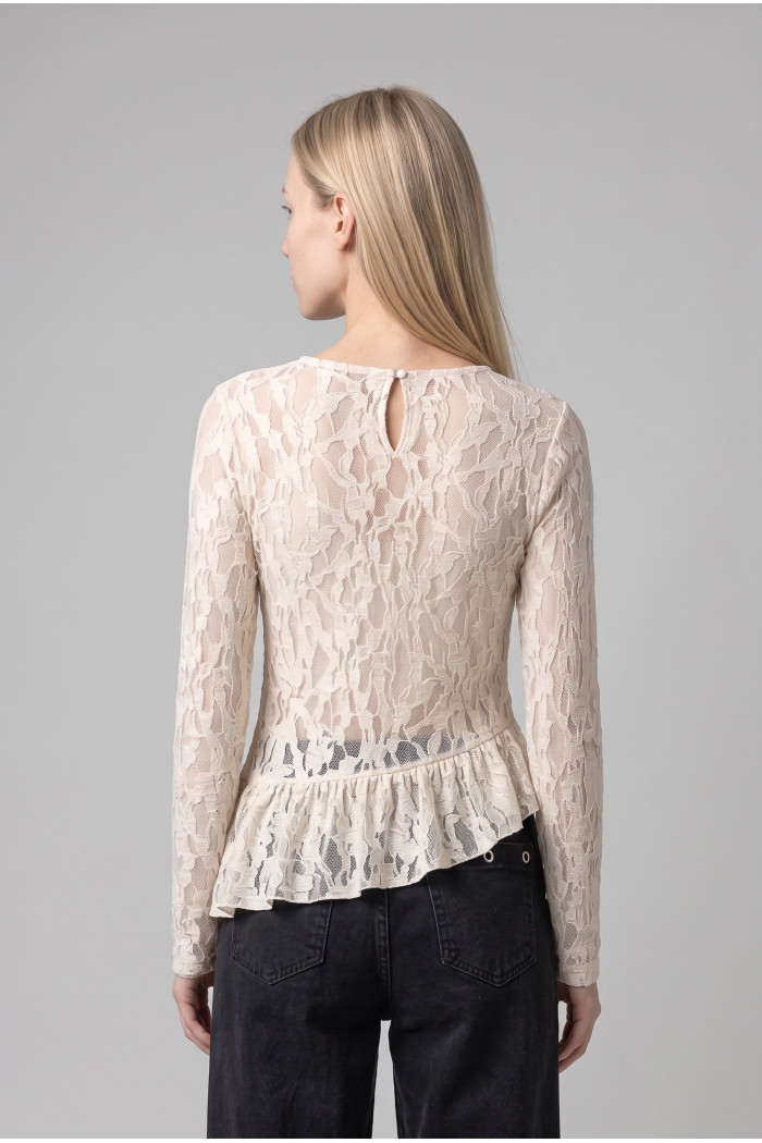 Blusa manga larga crema con encaje y borde asimétrico
