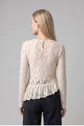 Blusa manga larga crema con encaje y borde asimétrico
