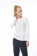 Blusa manga larga crema con encaje y borde asimétrico
