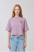 Camiseta crop top rosada clara oversize con estampado
