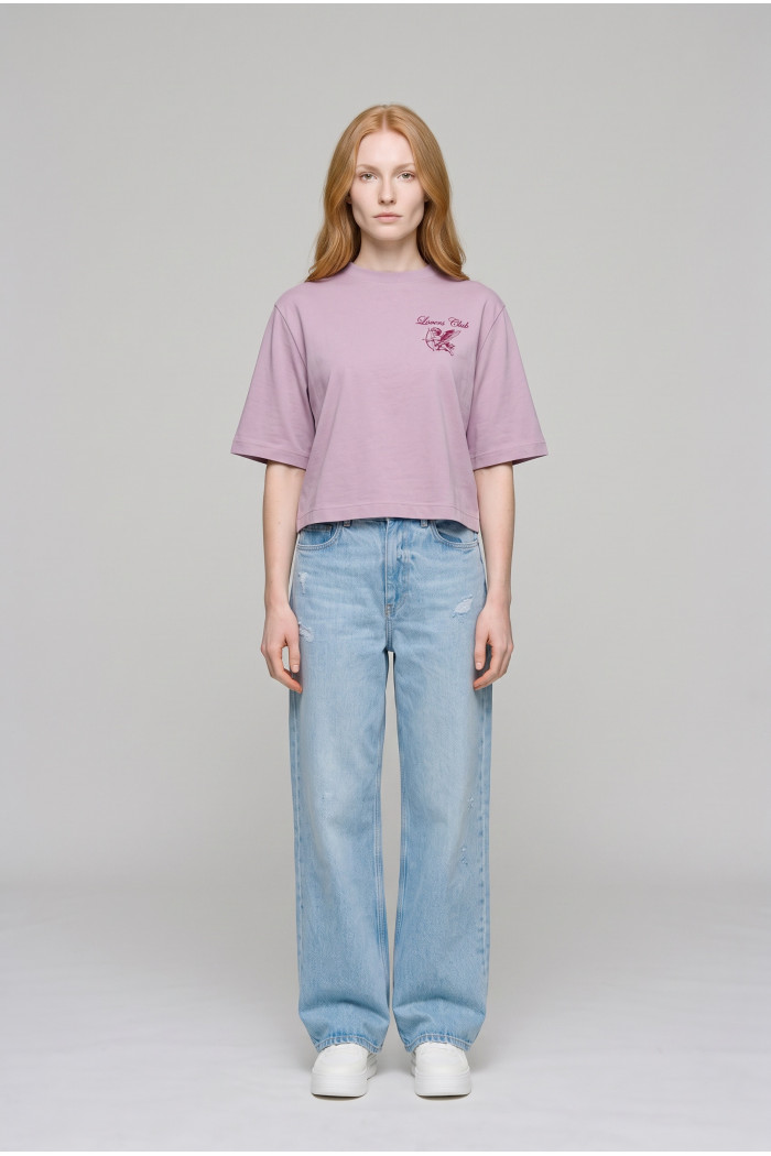 Camiseta crop top rosada clara oversize con estampado
