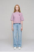 Camiseta crop top rosada clara oversize con estampado
