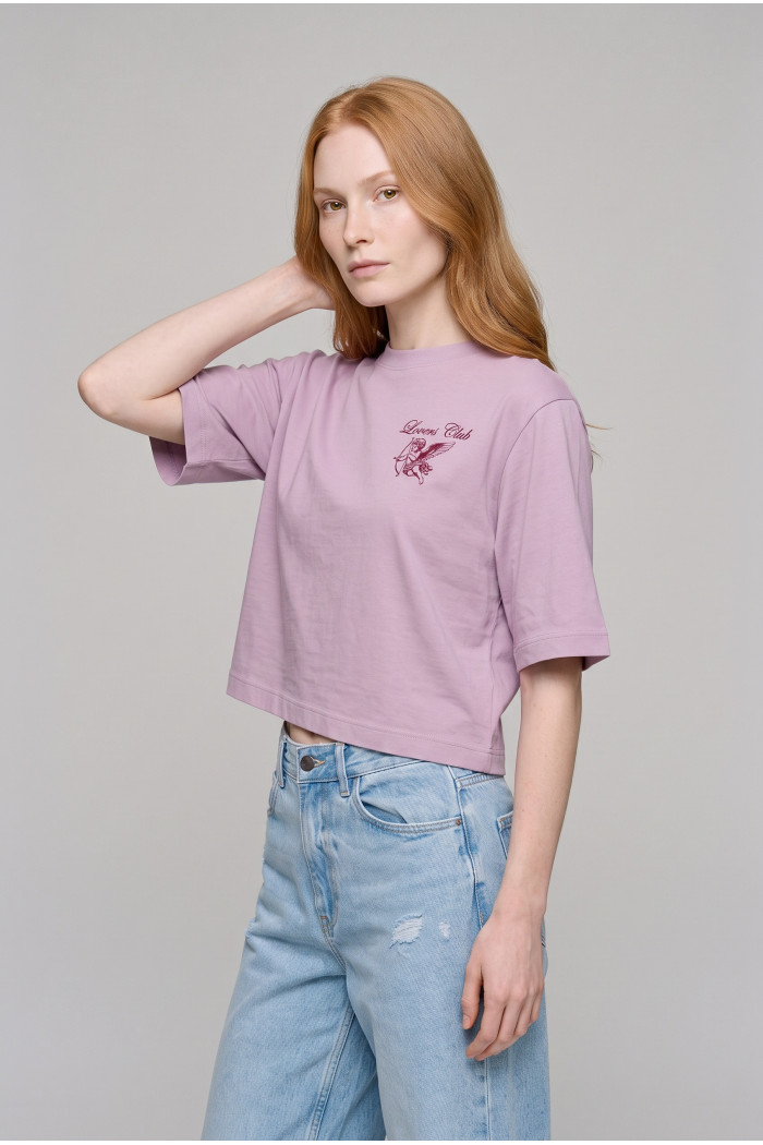 Camiseta crop top rosada clara oversize con estampado
