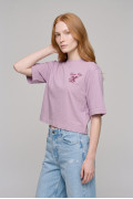 Camiseta crop top rosada clara oversize con estampado
