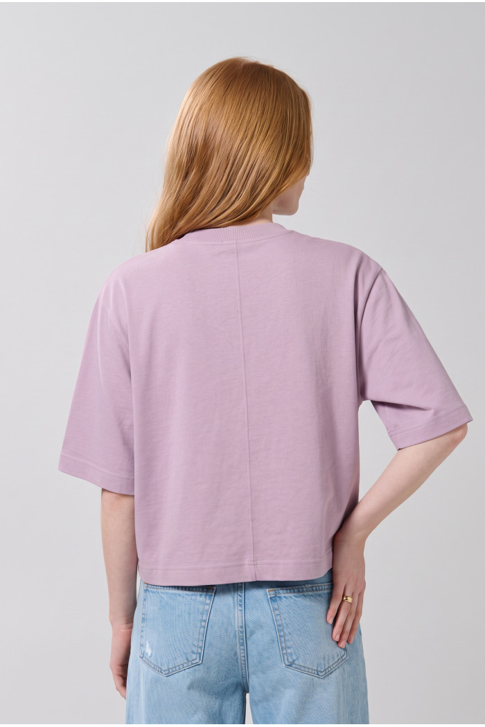 Camiseta crop top rosada clara oversize con estampado

