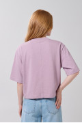 Camiseta crop top rosada clara oversize con estampado
