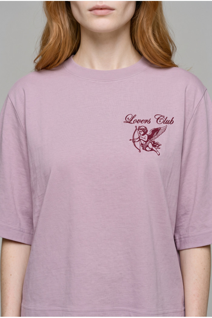 Camiseta crop top rosada clara oversize con estampado
