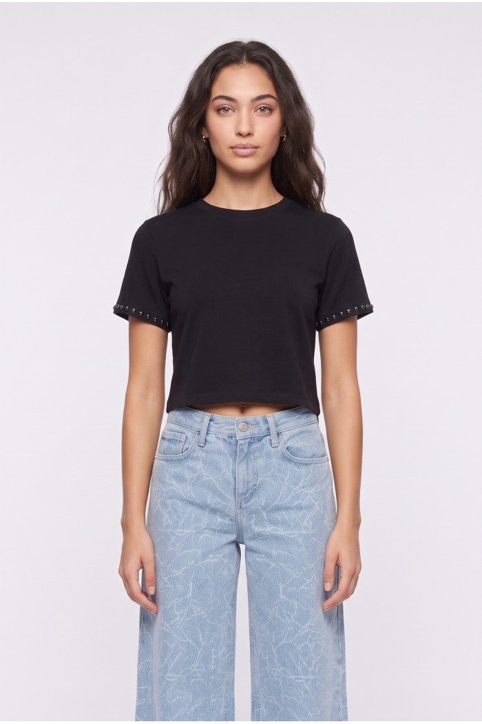 Camiseta crop top negra con apliques en cuello redondo
