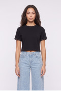 Camiseta crop top negra con apliques en cuello redondo
