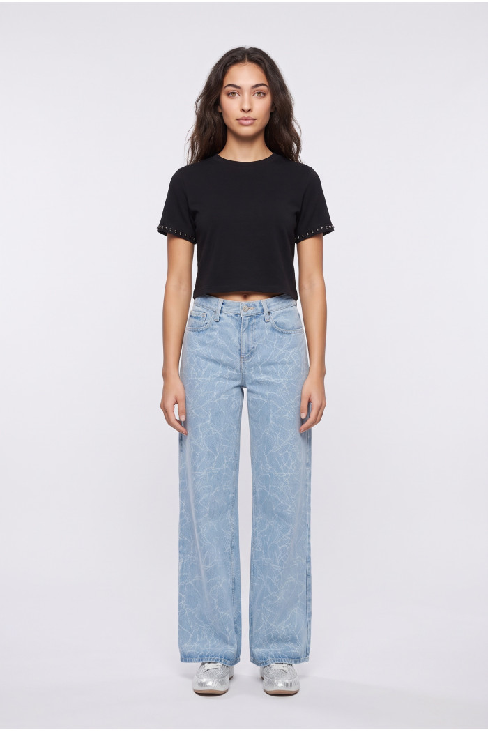 Camiseta crop top negra con apliques en cuello redondo
